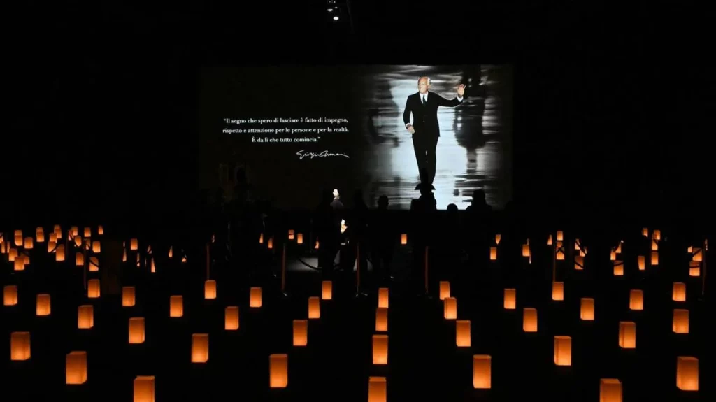 MjAyNTA5OWZjZmEwMzZkMDczYmE0YWYwNzk0NzZkNGQ4ODdiMjU-1024x575 Dernier hommage à Giorgio Armani à Milan : une foule émue se recueille