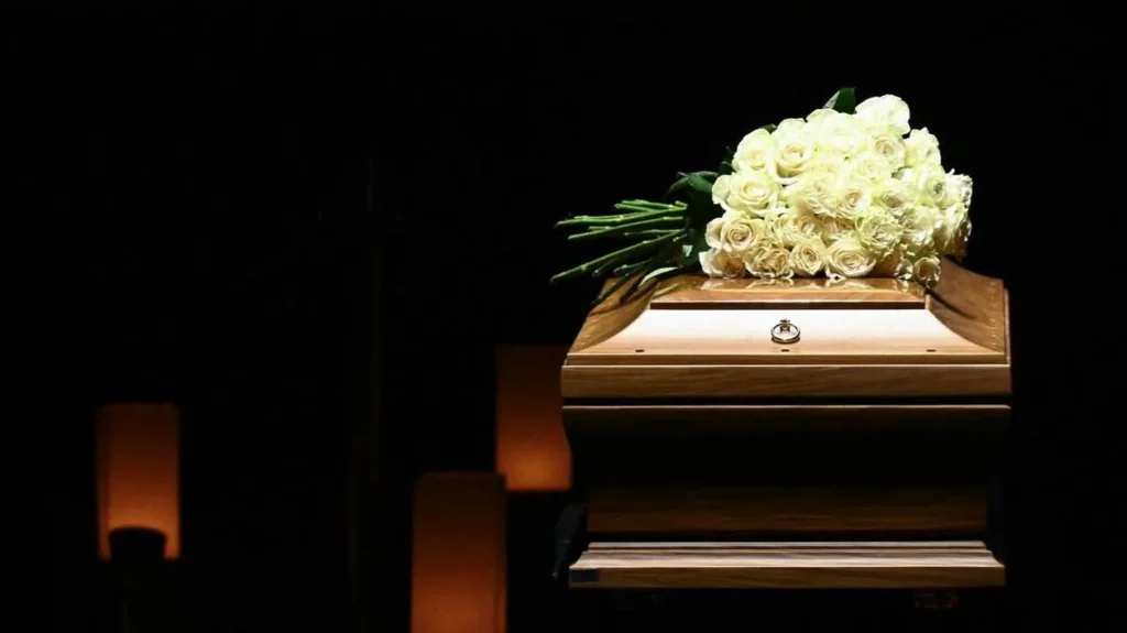 MjAyNTA5YWRlYjQ4MWIwZTlmZDAwNzgzOGFmZWZjZDMzZDkxNzg-1024x575 Dernier hommage à Giorgio Armani à Milan : une foule émue se recueille